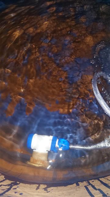 Fundo de caixa d'água com sujeira acumulada