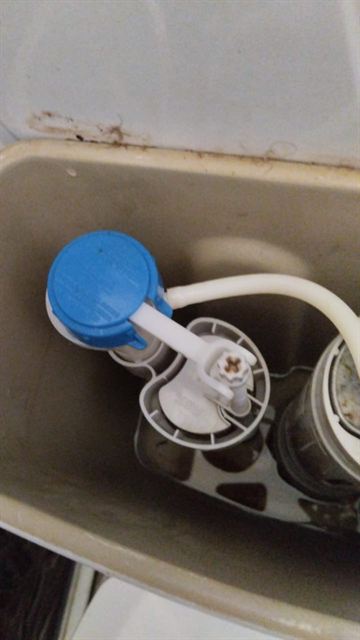Mecanismo de descarga dentro da caixa acoplada do vaso