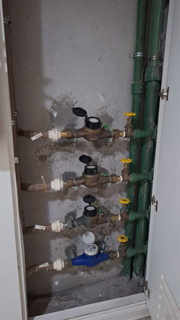 Quadro de hidrômetros de um condomínio durante o atendimento